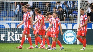 Jugadores del Atlético de Madrid reaccionan luego de empatar con el Alavés, el 3 de mayo de 2025.
