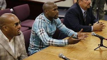 floyd mayweather recibe demanda por mentir y abusar