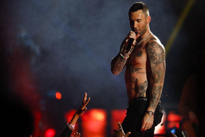 Uno de los aspectos más comentados fue la decisión del líder del popular grupo de pop rock, Adam Levine, de ir desnudando su torso mientras avanzaba el espectáculo