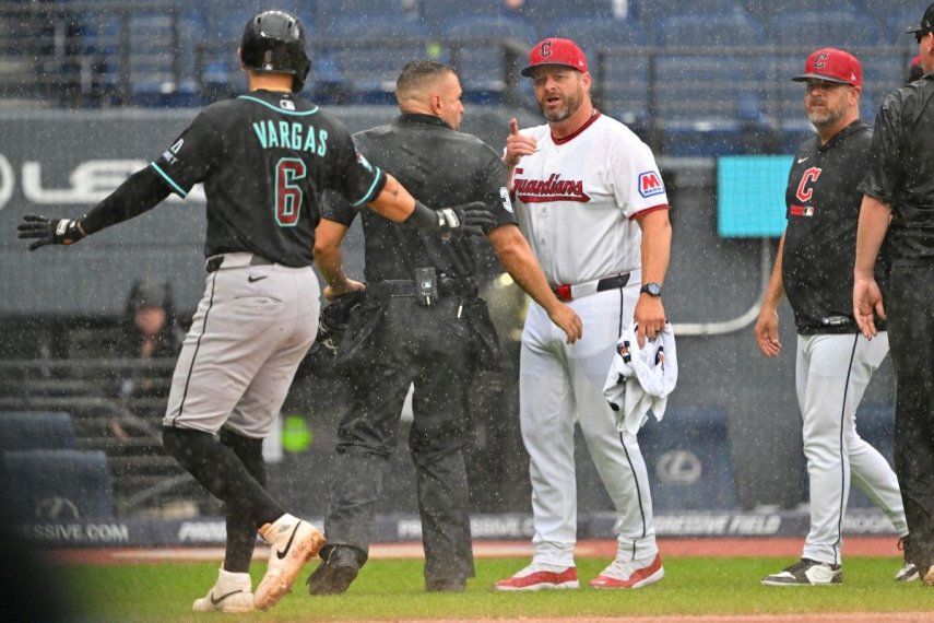 Ildemaro Vargas #6 de los Arizona Diamondbacks discute con el mánager Stephen Vogt de los Cleveland Guardians durante la sexta entrada en el Progressive Field el 2 de agosto de 2026 en Cleveland, Ohio.&nbsp;
