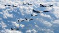 Imagen distribuida por el Ministerio de Defensa de Corea del Sur, bombarderos B-1B y cazas F-35B estadounidenses y cazas F-15K surcoreanos sobrevuelan la Península de Corea durante unas maniobras conjuntas. 