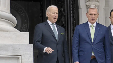 El presidente Joe Biden y el presidente de la Cámara de Representantes, Kevin McCarthy.