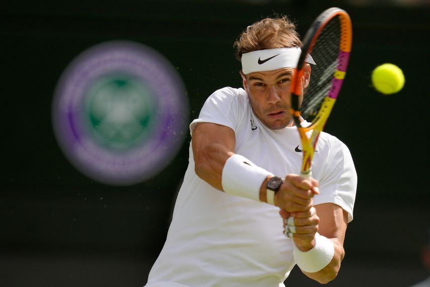 Rafael Nadal devuelve ante Ricardas Berankis durante la segunda ronda del torneo de Wimbledon, el jueves 30 de junio de 2022.&nbsp;