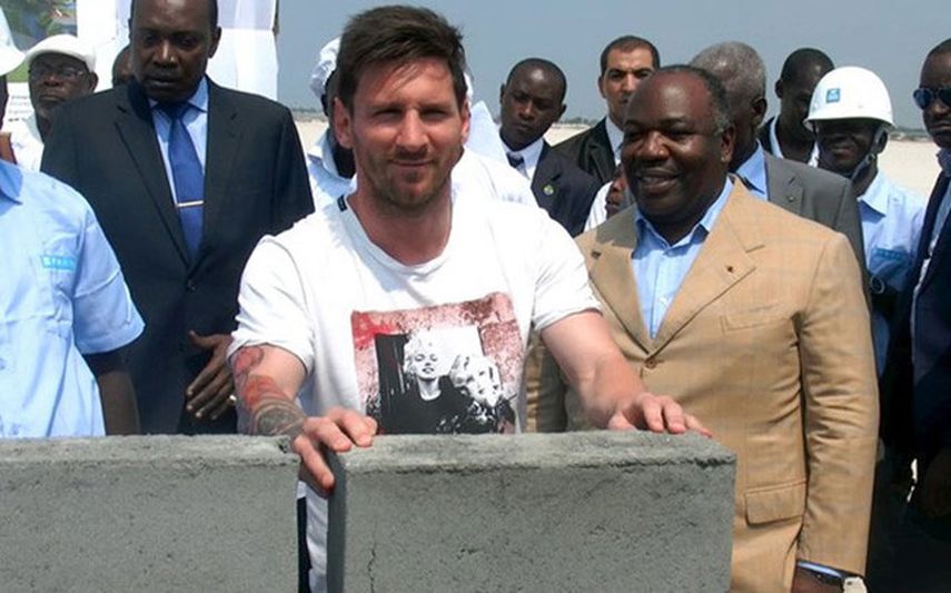 Messi puso la primera piedra del estadio de Port-Gentil (EFE)