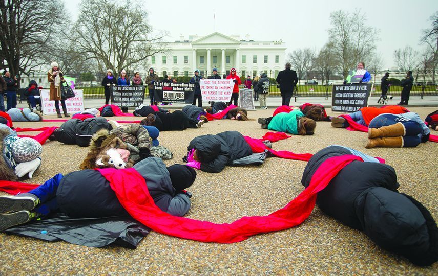 Activistas opositores al aborto se manifiestan frente a la Casa Blanca, en Washington. (AP)