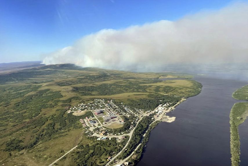 Esta imagen aérea cortesía de la Oficina de Manejo de Tierras del Servicio de Bomberos de Alaska muestra incendios cerca de la comunidad St. Mary, en Alaska, el 10 de junio de 2022.&nbsp;
