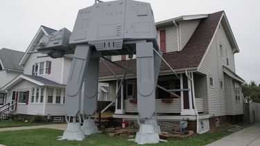 Detalle robot AT-AT Walker, una replica de dos pisos de altura de una unidad de transporte acorazado todoterreno como las que aparecían en los combates en la nieve de The Empire Strikes Back (1980), la segunda película de la saga de Star Wars, que Nick Meyer realizó para decorar el jardín frontal de su casa en Parma, Ohio, (Estados Unidos), para la celebración de Halloween.
