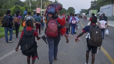 México impide el paso de caravana migrante
