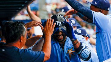 El cubano Yandy Díaz, de los Rays de Tampa Bay, celebra en la cueva tras conectar un jonrón ante los Medias Rojas de Boston, el jueves 13 de abril de 2023.