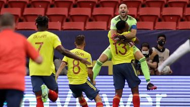 David Ospina, arquero de Colombia, festeja con Yerry Mina, luego de vencer a Uruguay en la tanda de penales que definió el duelo de cuartos de final de la Copa América