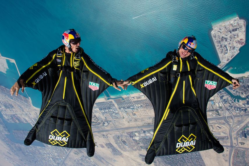 El hombre volador Vince Reffet en una acrobacia