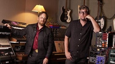 Dan Auerbach, a la izquierda, y Patrick Carney, de The Black Keys, posan en Nashville, Tennessee, el 20 de abril de 2022 para promover su 11er álbum de estudio, Dropout Boogie.&nbsp;