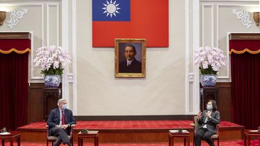 En esta imagen distribuida por la Oficina Presidencial de Taiwán, el senador republicano Lindsey Graham (izquierda), escucha a la presidenta de Taiwán, Tsai Ing-wen, durante una reunión en la Oficina Presidencial en Taipéi, Taiwán, el 15 de abril de 2022.&nbsp;