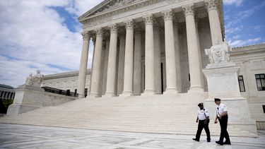 Guardias de seguridad caminan frente a la&nbsp;Corte Suprema&nbsp;en Washington.&nbsp;