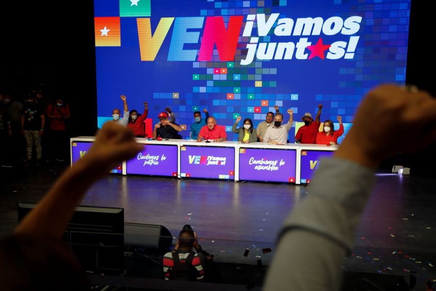 Candidatos del Partido Socialista Unido de Venezuela (PSUV) y la alianza Gran Polo Patriótico levantan los brazos con simpatizantes mientras celebran la victoria en las elecciones parlamentarias en Caracas, Venezuela, el lunes 7 de diciembre de 2020.&nbsp;