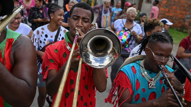 La gente desfila con motivo del Día de los Santos Inocentes en Caucagua, estado de Miranda, Venezuela, el 28 de diciembre de 2022.