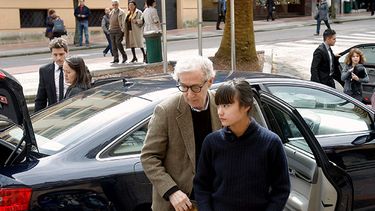 El actor y director de cine Woody Allen (izquierda) y su actual esposa  Soon Yi Previn (derecha) en Asturias, España. EFE/J.L.Cereijido