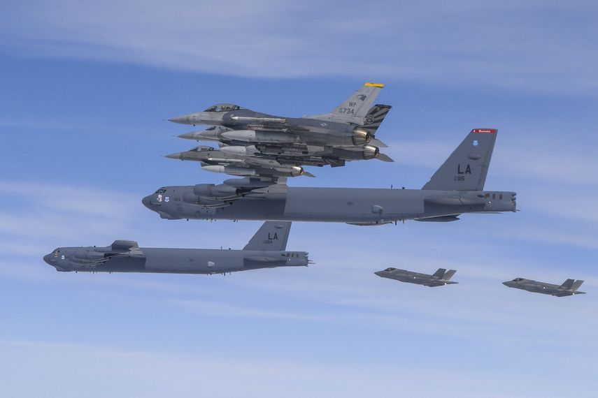 En esta foto distribuida por el Ministerio de Defensa surcoreano, bombarderos estadounidenses B-52H, centro, cazas F-16 y cazas F35-A de la fuerza aérea surcoreana sobrevuelan la península coreana durante un ejercicio conjunto, 14 de abril de 2023.
