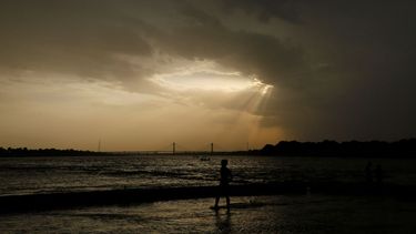 Un ni&ntilde;o parado en la orilla del r&iacute;o Ganges durante un caluroso d&iacute;a en Prayagraj, India.&nbsp;