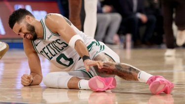 Jayson Tatum #0 de los Boston Celtics yace en el suelo tras lesionarse contra los New York Knicks durante el último cuarto del cuarto partido de la segunda ronda de los playoffs de la NBA de la Conferencia Este en el Madison Square Garden el 12 de mayo de 2025 en la ciudad de Nueva York.