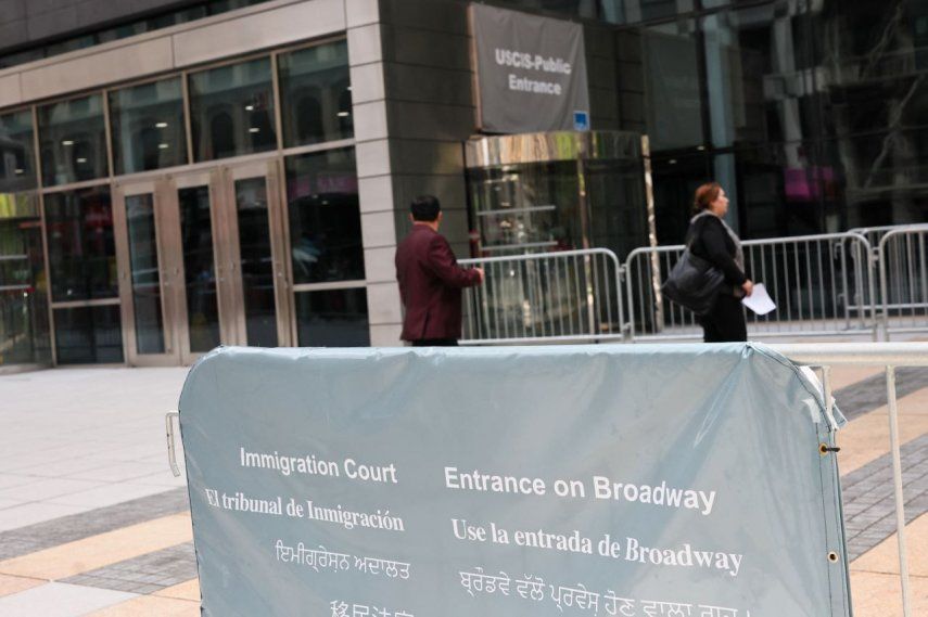 Las personas ingresan al Tribunal de Inmigración de Federal Plaza el 08 de mayo de 2025 en la ciudad de Nueva York.
