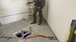 Un agente policial vigila la entrada de un túnel transfronterizo el lunes 16 de mayo de 2022, el cual se extiende desde la ciudad mexicana de Tijuana al área de San Diego.&nbsp;