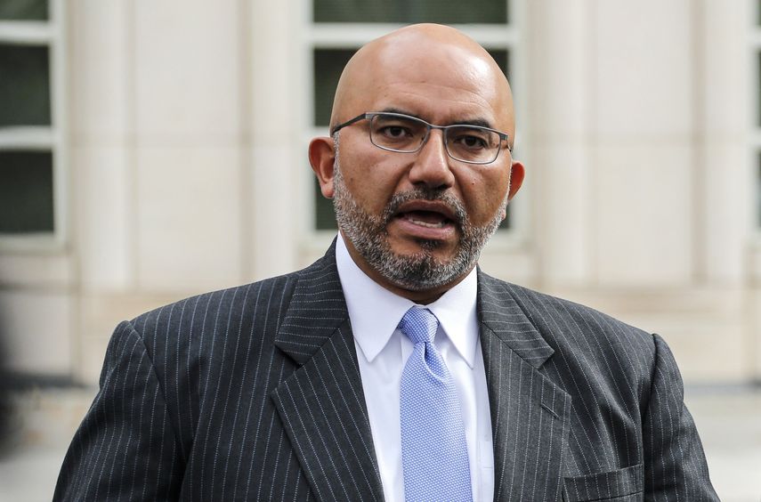 El abogado de El Chapo,&nbsp;Eduardo&nbsp;Balarezo, es visto tras una audiencia en noviembre de 2017 en las afueras de un tribunal en Brooklyn, uno de los condados de Nueva York, EEUU.