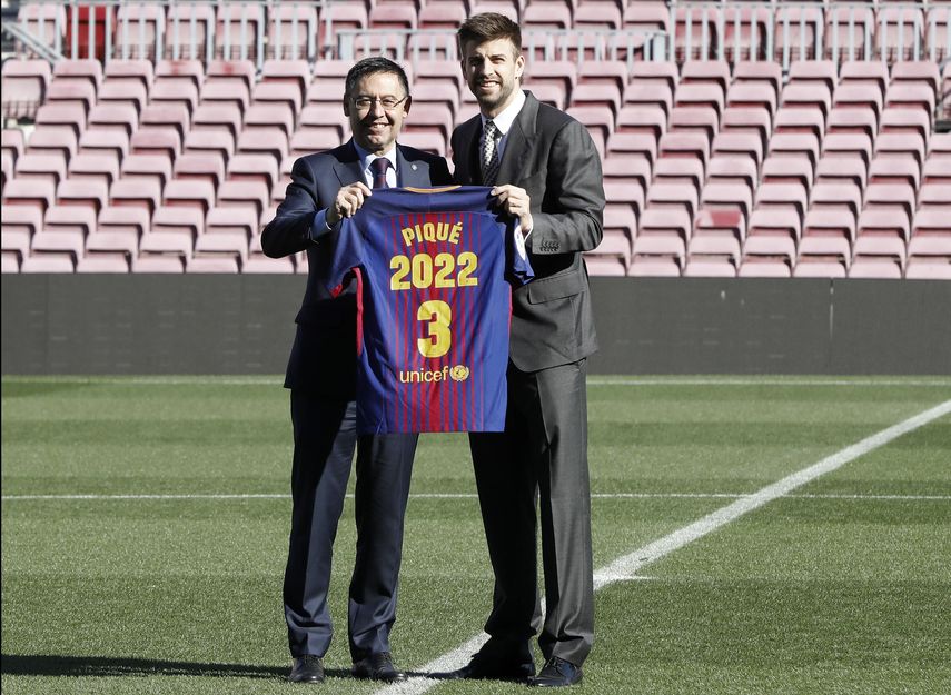 Piqué junto al presidente del cuadro azulgrana, Josep María Bartomeu, tras firmar su renovación.