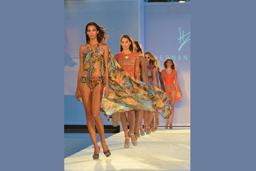 En sus diseños, confeccionados a base de lycra sobre lycra, pueden apreciarse algunos estampados que reflejan la arquitectura de esta ciudad con detalles de los años cincuenta.