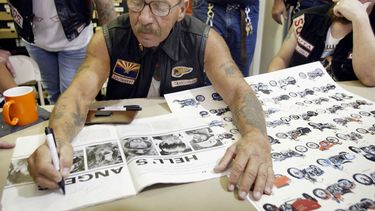 En esta foto de archivo tomada el 22 de agosto de 2003, Ralph Sonny Barger, fundador del club de motociclistas Hells Angels de Oakland, California, autografía una copia de la revista Post durante un evento en un concesionario de motocicletas Harley-Davidson en Quincy, Illinois.