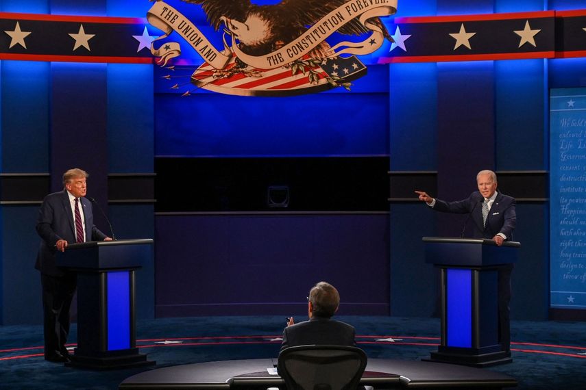 El entonces presidente Donald Trump (izq.) y el candidato presidencial demócrata y exvicepresidente estadounidense Joe Biden intercambian argumentos durante el primer debate presidencial en la Universidad Case Western Reserve y la Clínica Cleveland en Cleveland, Ohio, el 29 de septiembre de 2020.
