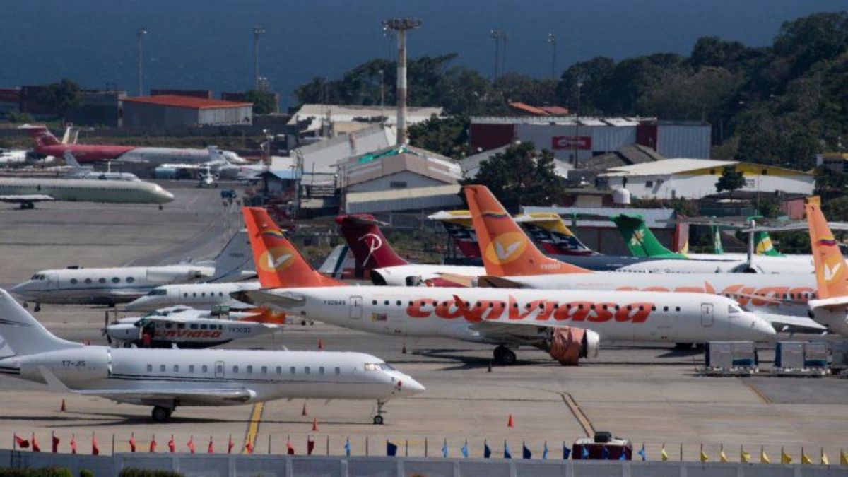 Aviones en el Aeropuerto Internacional Simón Bolívar, en Maiquetía, Venezuela. Aviones en el Aeropuerto Internacional Simón Bolívar, en Maiquetía, Venezuela.