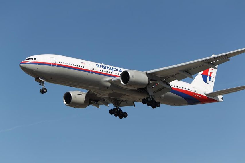 La Policía francesa investiga si unos restos de avión hallados en la costa de la isla Reunión podrían pertenecer al Boeing 777-200 de Malaysian Airlines. (TWITTER)