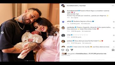 El futbolista Neymar y la modelo Bruna Biancardi junto a la pequeña Mavie.