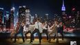 En esta imagen tomada de video el domingo 30 de agosto de 2020 y proporcionada por MTV, BTS interpreta Dynamite durante la ceremonia de los Premios MTV a los Videos Musicales.&nbsp;