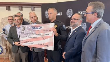 El congresista Mario Díaz Balart entrega un cheque al Departamento de Policía de Miami Springs.