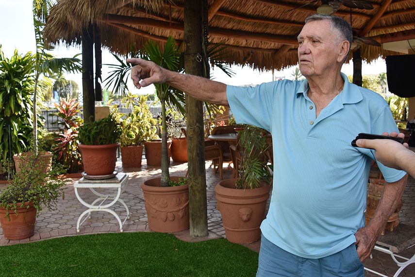 Leo Posada, uno de los residentes afectados con el proyecto, muestra el área de su propiedad que será demolida y en la que invirtió una pequeña fortuna. (GISELLE SANTALUCCI)