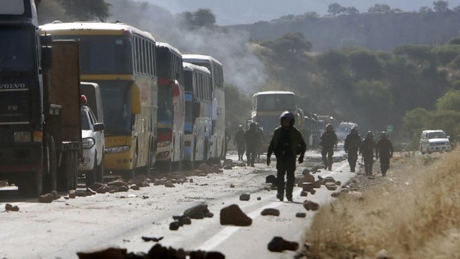 Policías intentan despejar un bloqueo vial instalado por simpatizantes del expresidente boliviano Evo Morales en Parotani, departamento de Cochabamba, Bolivia, el 11 de junio de 2025.&nbsp;