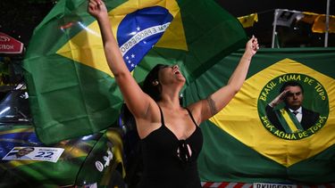Una partidaria del presidente brasileño y candidato a la reelección, Jair Bolsonaro, reacciona mientras observa el conteo de votos de las elecciones legislativas y presidenciales, en Río de Janeiro, Brasil. Bolsonaro obtuvo en la primera vuelta de las presidenciales en Brasil un fuerte apoyo que ninguna de las principales encuestas del país detectó.