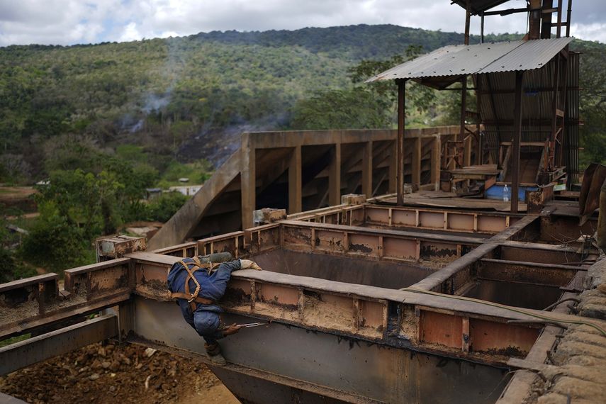 Un trabajador retira placas de hierro en una zona donde se efectúa minería subterránea de oro para reutilizarlas en molinos de piedra en El Callao, estado Bolívar, en Venezuela, el viernes 28 de abril de 2023.&nbsp;
