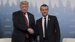 Los presidentes de EEUU, Donald Trump, y Francia, Emmanuel Macron, se saludan en la Cumbre del G7 en Canadá.
