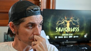 El artista cubano de videojuegos independiente Josuhe Pagliery hace gestos durante el lanzamiento de Saviorless, el primer videojuego cubano en plataformas internacionales, el 2 de abril de 2024 en La Habana.    