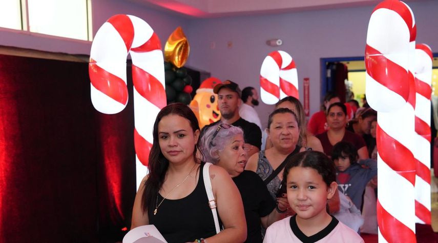 Niños y familiares durante la celebración.