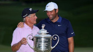 Scottie Scheffler, de Estados Unidos, posa con el Trofeo Wanamaker y su entrenador, Randy Smith, tras ganar el Campeonato de la PGA 2025 en el Quail Hollow Country Club el 18 de mayo de 2025 en Charlotte, Carolina del Norte.&nbsp;