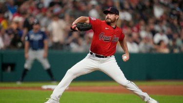 Matt Moore, de los Cleveland Guardians, lanza en la séptima entrada de un juego de béisbol contra los Tampa Bay Rays, el sábado 2 de septiembre de 2023, en Cleveland. El veterano lanzador es tomado por los Marlins de Miami