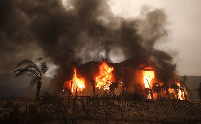 Una casa es devorada por las llamas del incendio Camp Fire en Malibú, California.