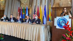 Interesa la democracia en cada país, pero también en la del vecino, porque si cae la democracia en el país de al lado, es más probable que caiga en el su