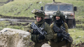 Dos soldados israelíes vigilan desde las Alturas de Golán.