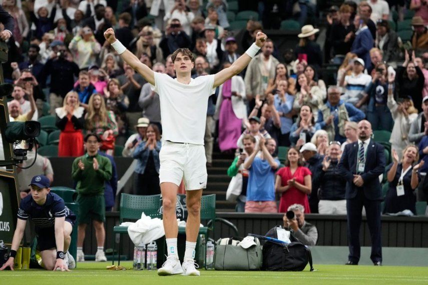 El británico Jack Draper celebra tras vencer al sueco Elias Ymer en la primera ronda de Wimbledon, el martes 2 de julio del 2024.