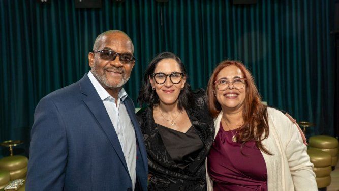Jesús Renté, Leah Soibel, fundadora y CEO de Fuente Latina; e Iliana Lavastida, directora ejecutiva de DIARIO LAS AMÉRICAS.&nbsp;&nbsp;
